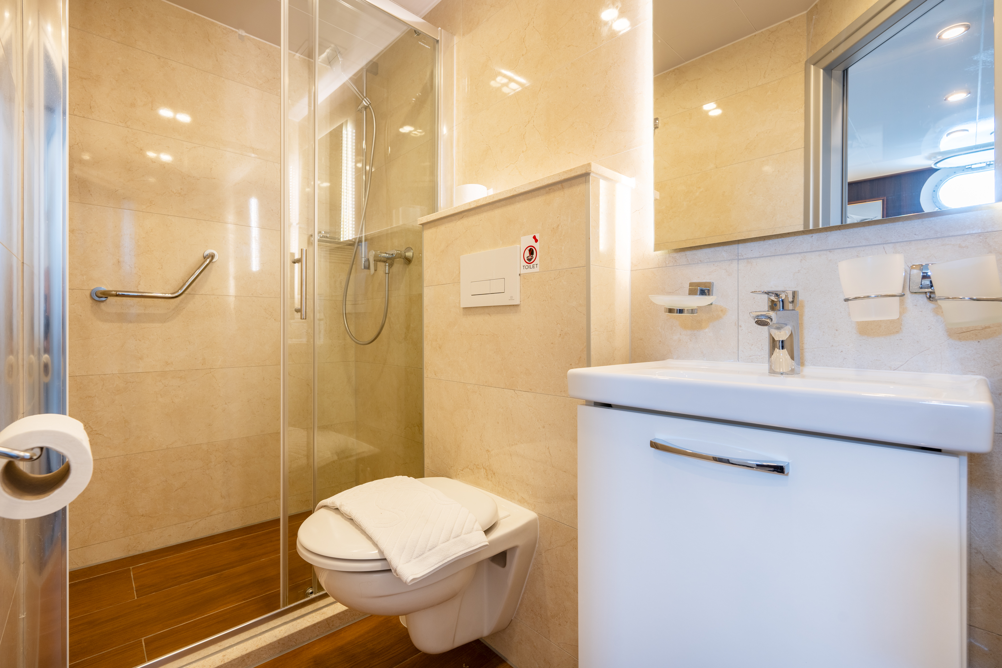 MS Splendid bathroom